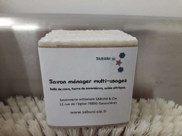 Photo du savon ménager posé sur une brosse